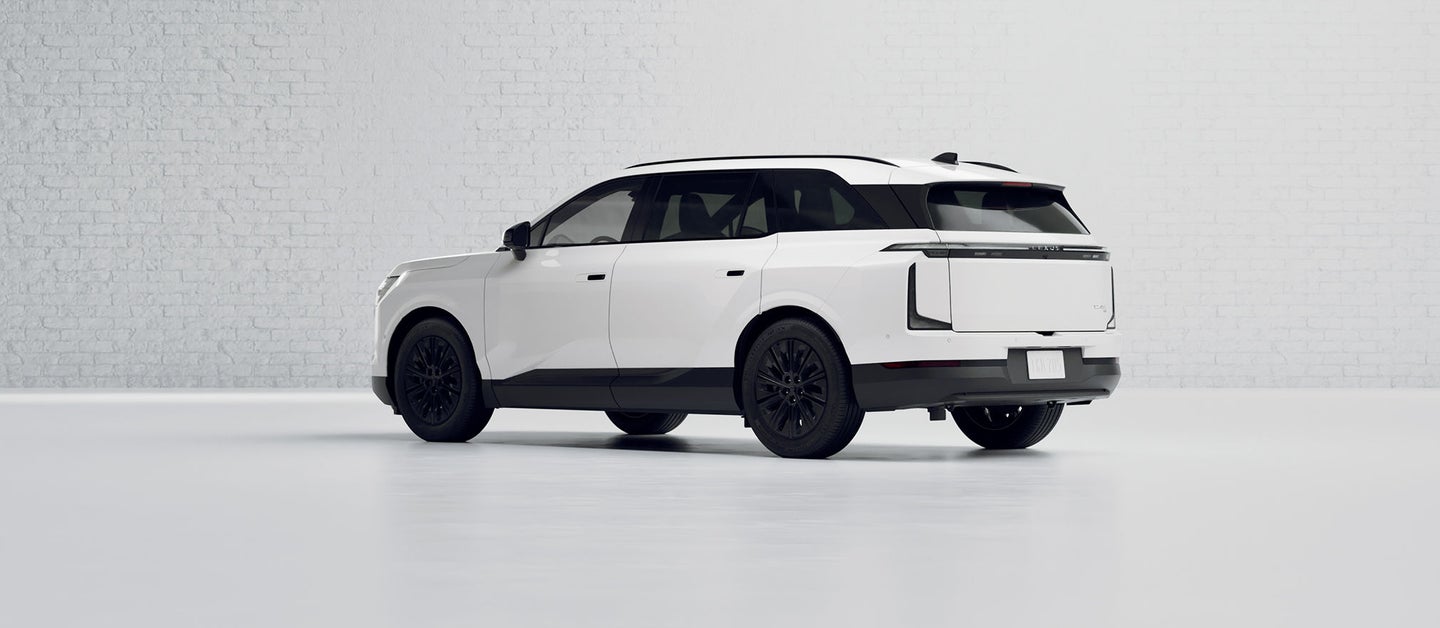 لكزس TZ 450e Premium بلون Ultra White من منظور خارجي رقم 7 في العرض الرسمي بزاوية 360 درجة