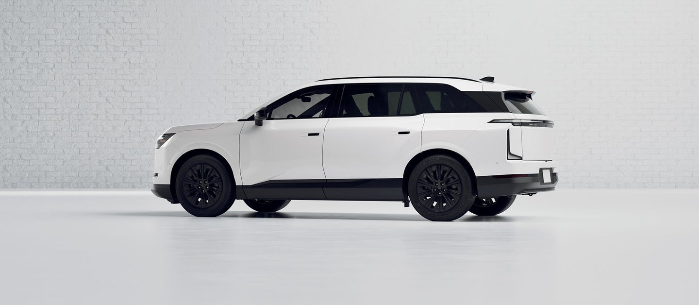لكزس TZ 450e Premium بلون Ultra White من منظور خارجي رقم 6 في العرض الرسمي بزاوية 360 درجة
