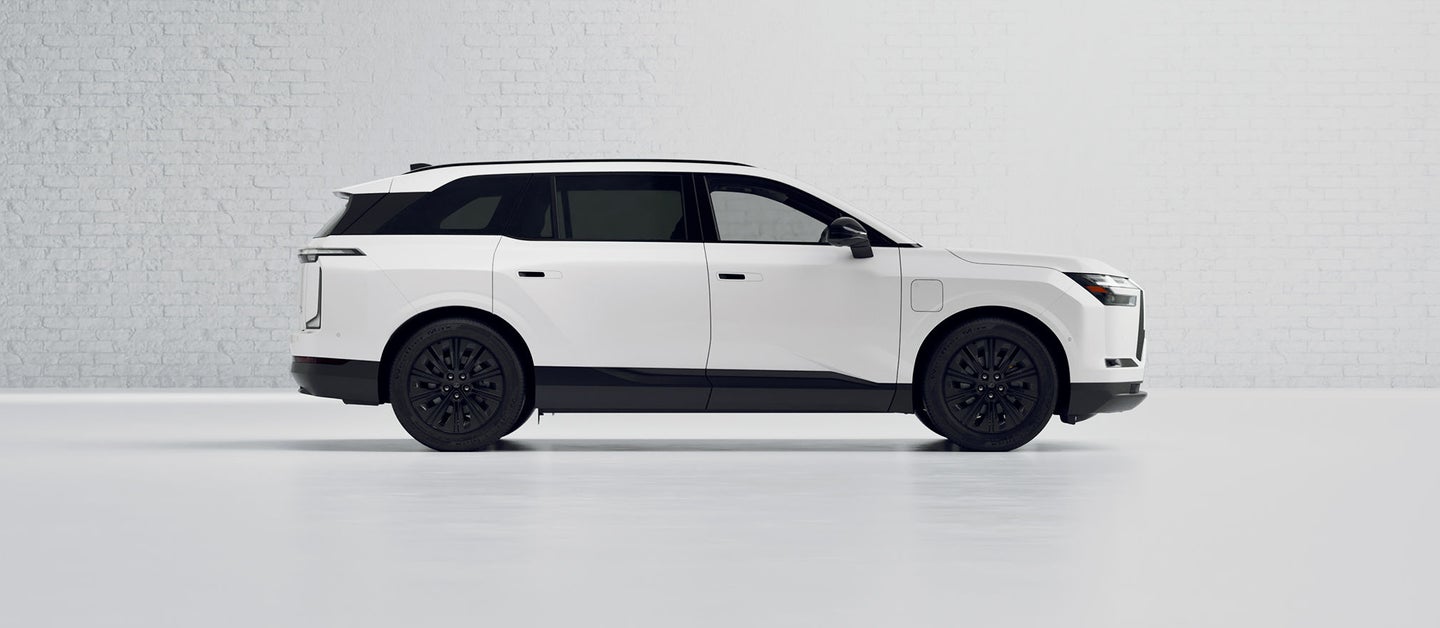 لكزس TZ 450e Premium بلون Ultra White من منظور خارجي رقم 13 في العرض الرسمي بزاوية 360 درجة