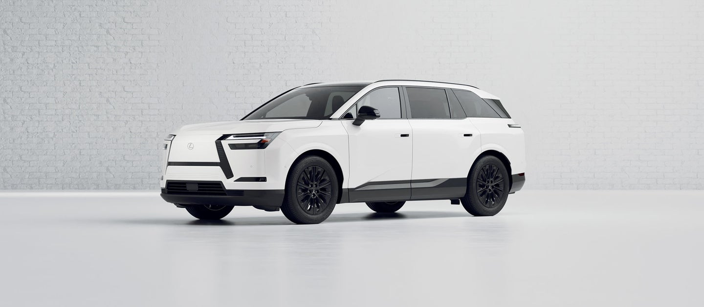 لكزس TZ 450e Premium بلون Ultra White من منظور خارجي رقم 3 في العرض الرسمي بزاوية 360 درجة