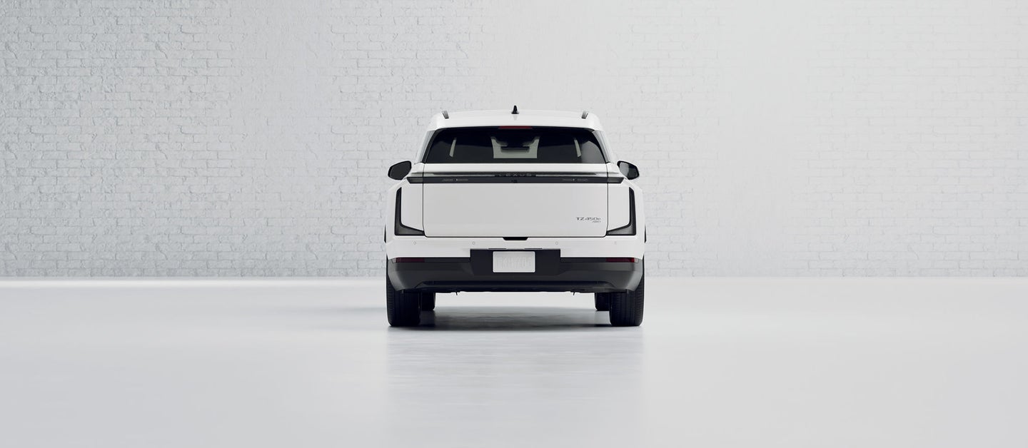 لكزس TZ 450e Premium بلون Ultra White من منظور خارجي رقم 9 في العرض الرسمي بزاوية 360 درجة