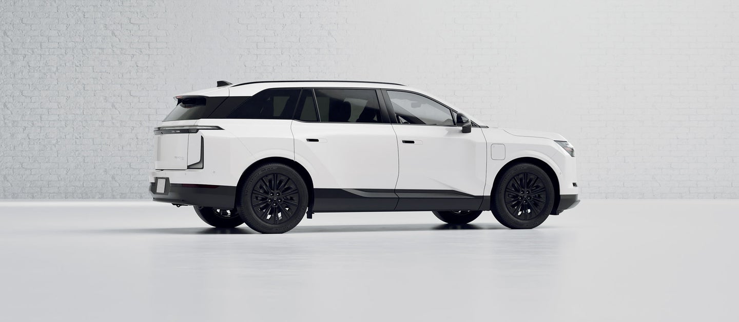 لكزس TZ 450e Premium بلون Ultra White من منظور خارجي رقم 12 في العرض الرسمي بزاوية 360 درجة