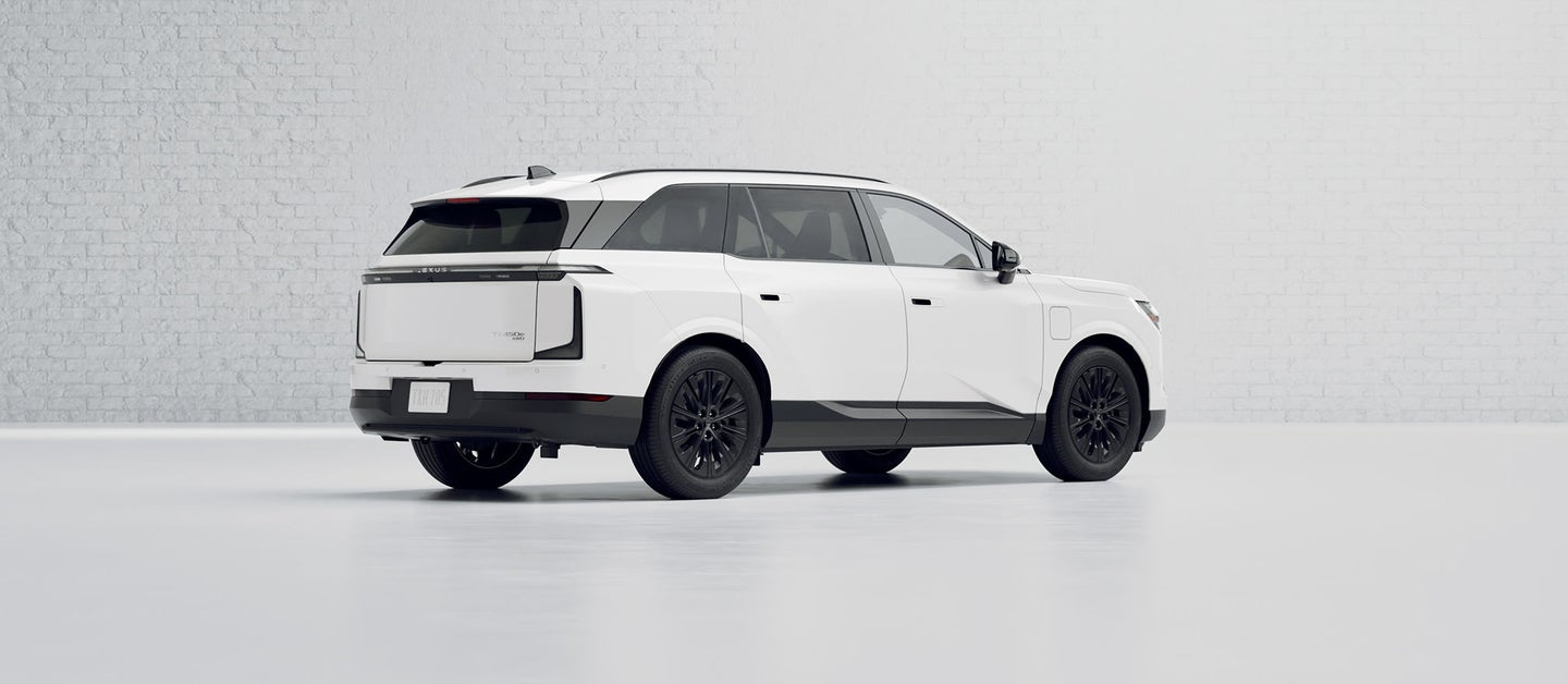 لكزس TZ 450e Premium بلون Ultra White من منظور خارجي رقم 11 في العرض الرسمي بزاوية 360 درجة