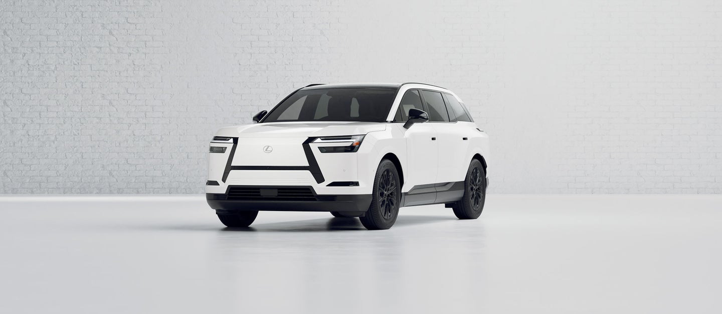 لكزس TZ 450e Premium بلون Ultra White من منظور خارجي رقم 2 في العرض الرسمي بزاوية 360 درجة