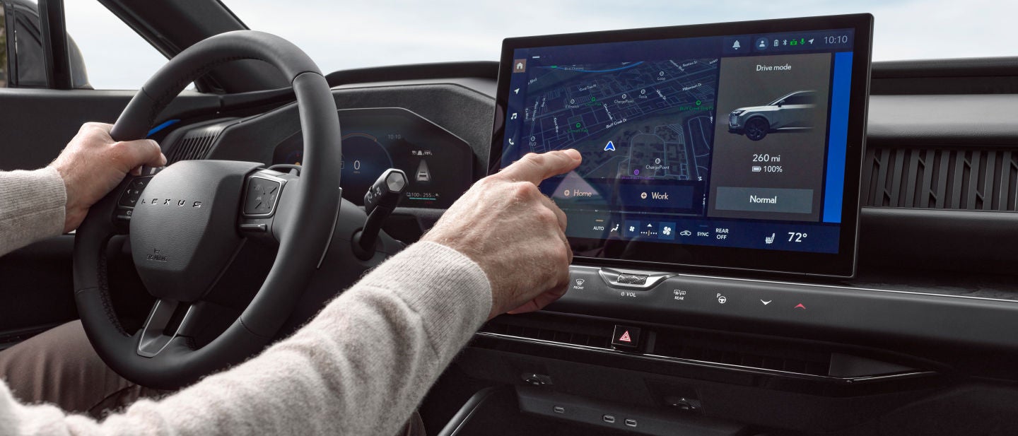 سائق يتفاعل مع شاشة Lexus Interface قياس 14 بوصة داخل لكزس TZ