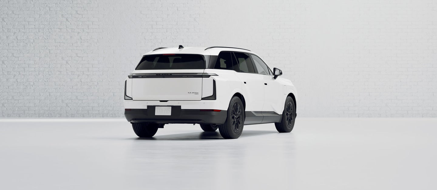 لكزس TZ 450e Premium بلون Ultra White من منظور خارجي رقم 10 في العرض الرسمي بزاوية 360 درجة